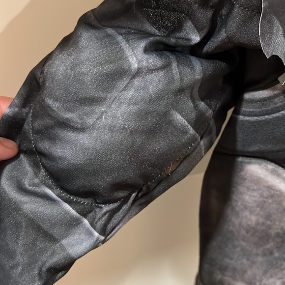 NEW Batman 7 Piece Costume.  Size Medium 8/10 - Picture 4 of 9